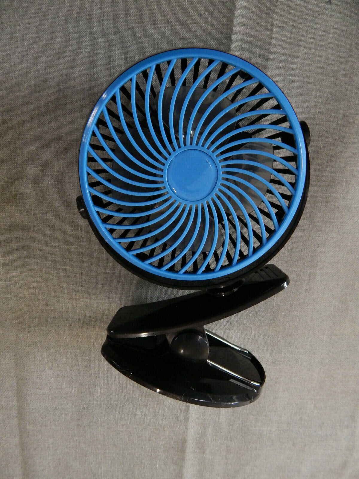 Go Fan ist Power-Kühlung im Mini-Format mit Akku -USB Farbe ist Weis/blau