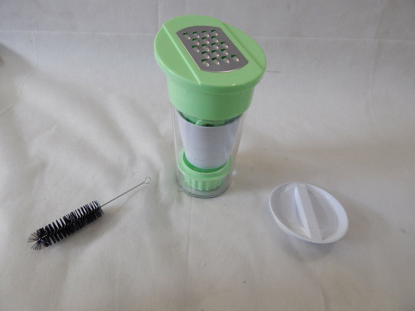 Multi-Shaker 4 in 1 NEU Zitruspresse, Shaker, Reibe, Schneider.Inkl. Reinigungsb