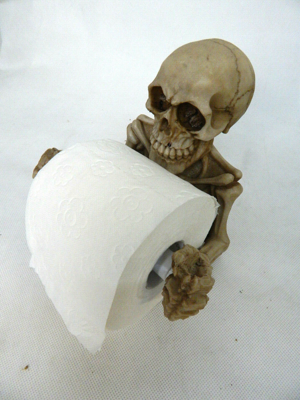 Totenkopf als Toilettenpapierhalter h=19cm b=20cm