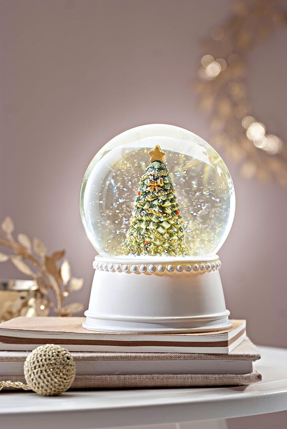 Stimmungsvolle Led- Schneekugel „Tree“ - 14 cm - Batteriebetrieb - mit Irisieren