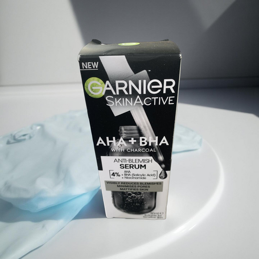 Garnier Anti-Pickel Serum mit Kohle, Vegane Formel mit 4% Niacinamid + AHA + BHA