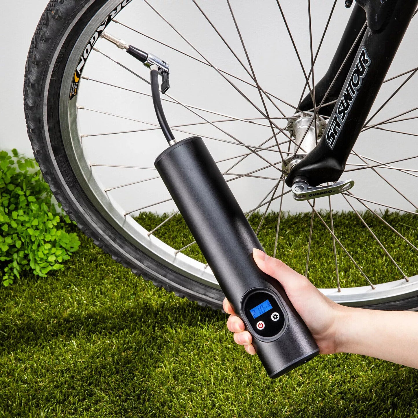 Portabler Akku-Kompressor für Fahrrad, Fußball, Reifen usw. mit Licht in Schwarz