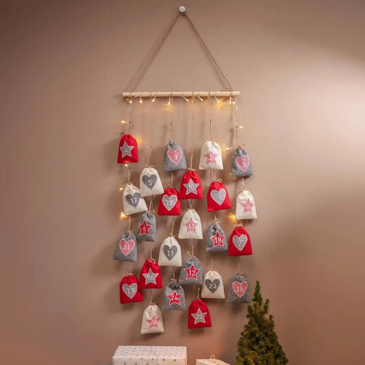 Adventskalender mit Filztüten und LED-Kette