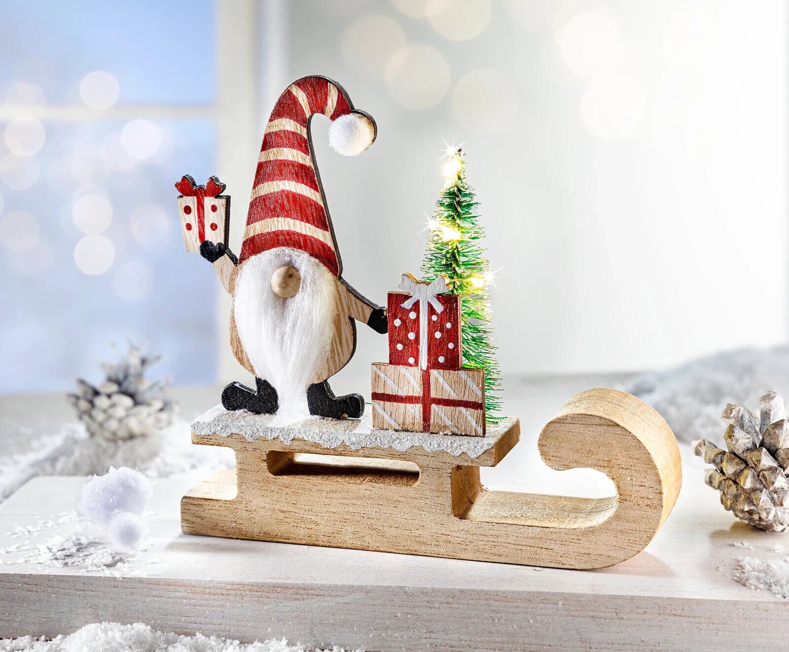 LED Dekofigur Weihnachtswichtel mit Schlitten Advent Deko Weihnachtsdeko