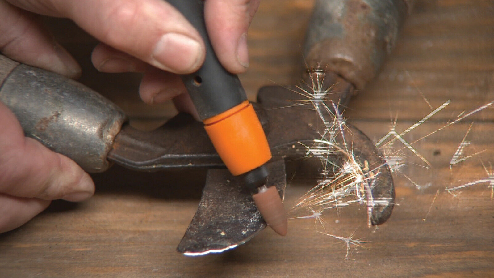 Twist-A-Saw - Multitool, bohrt und sägt mit nur einem Aufsatz