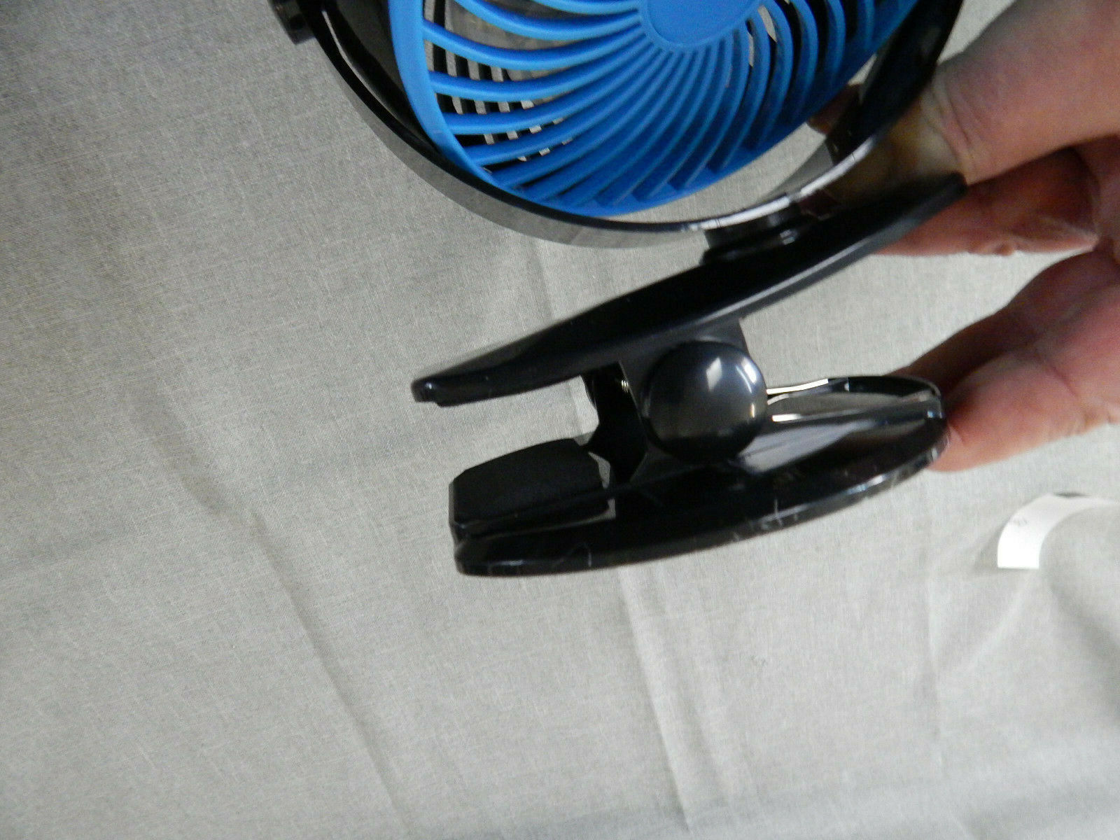 Go Fan ist Power-Kühlung im Mini-Format mit Akku -USB Farbe ist Weis/blau