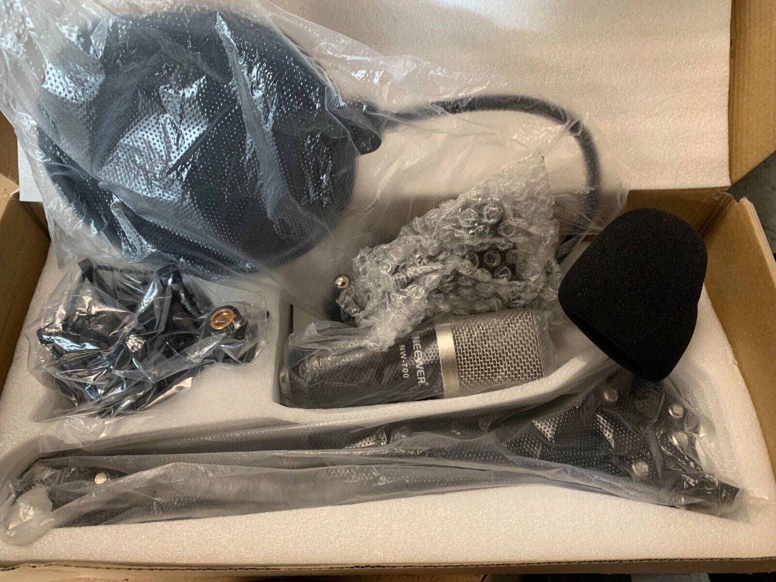 Neewer NW-700 Condenser Microphone Kit - Black Mic, Black 48V Phantom