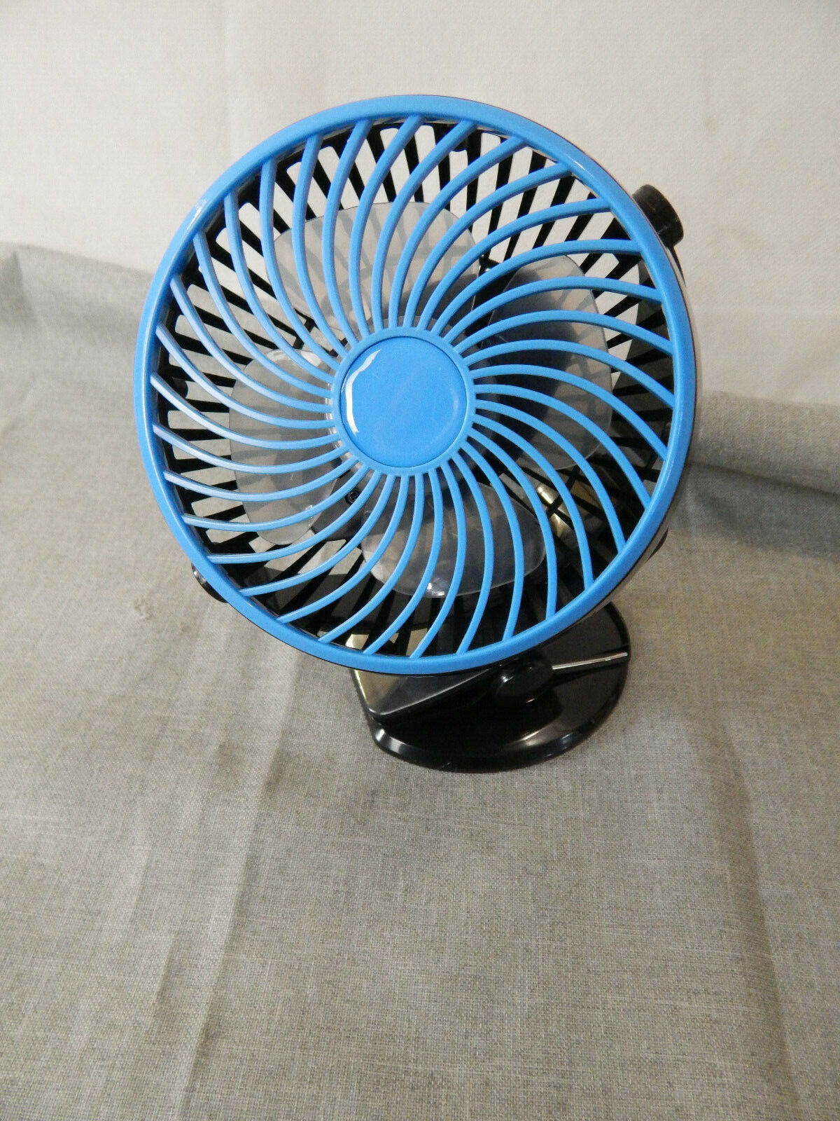 Go Fan ist Power-Kühlung im Mini-Format mit Akku -USB Farbe ist Weis/blau