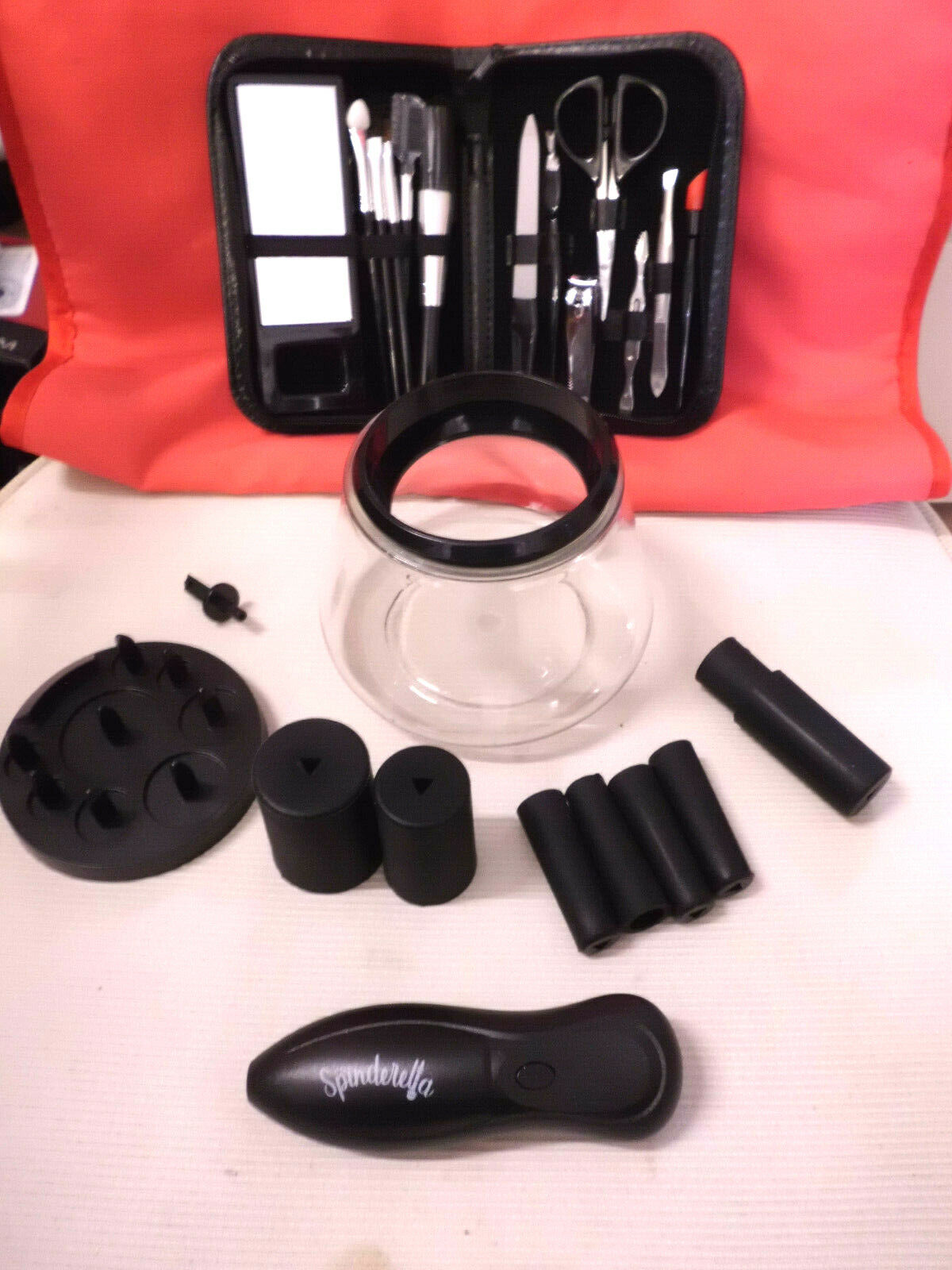 1 Set bestehend aus Reinigungssystem für Make-up Pinsel & Make-up- und Maniküre-