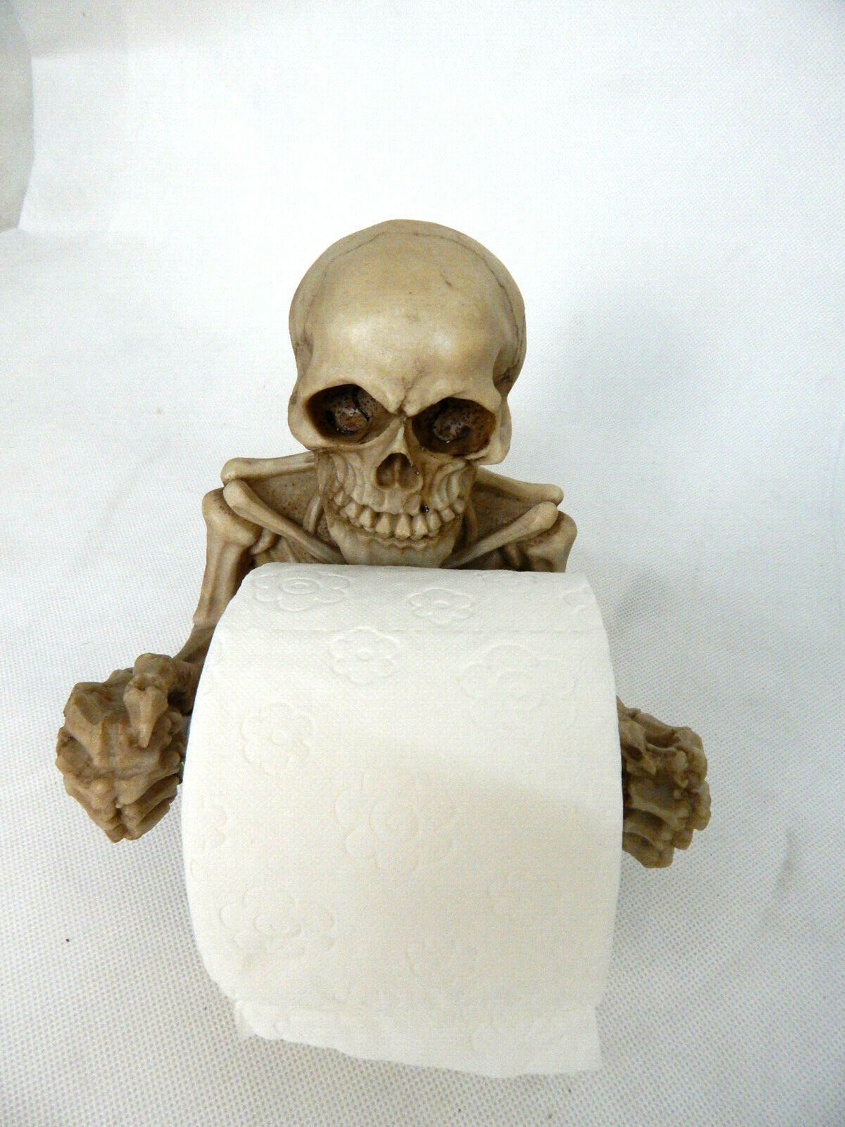 Totenkopf als Toilettenpapierhalter h=19cm b=20cm