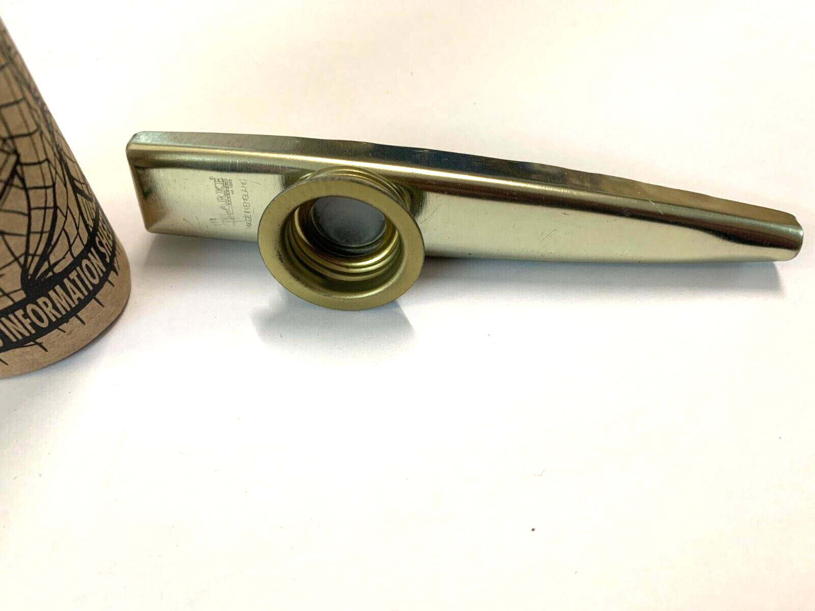 S032 Clarke • 1930´s Original Tin Kazoo • mit bedruckter Pappröhre und Anleitung