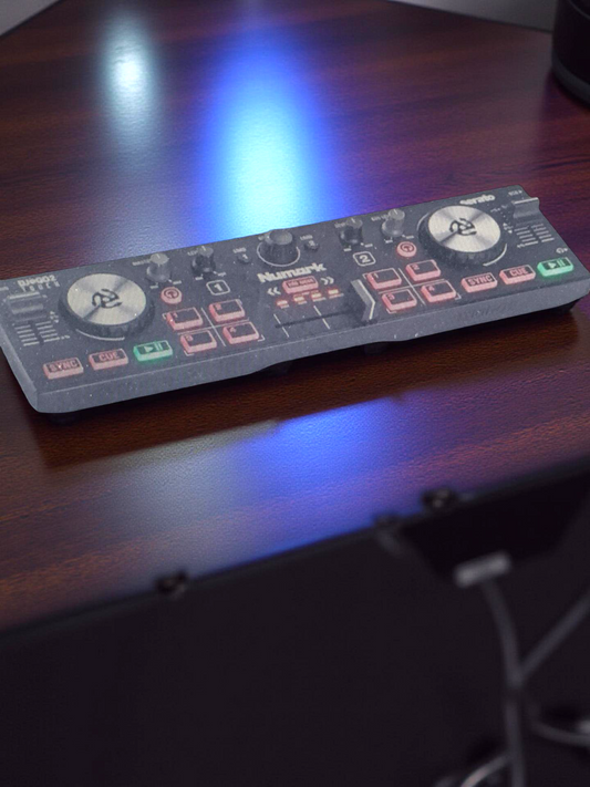 Numark DJ2GO2 Touch Mini DJ Controller für Unterwegs - 2-Deck USB DJ Pult mit Au