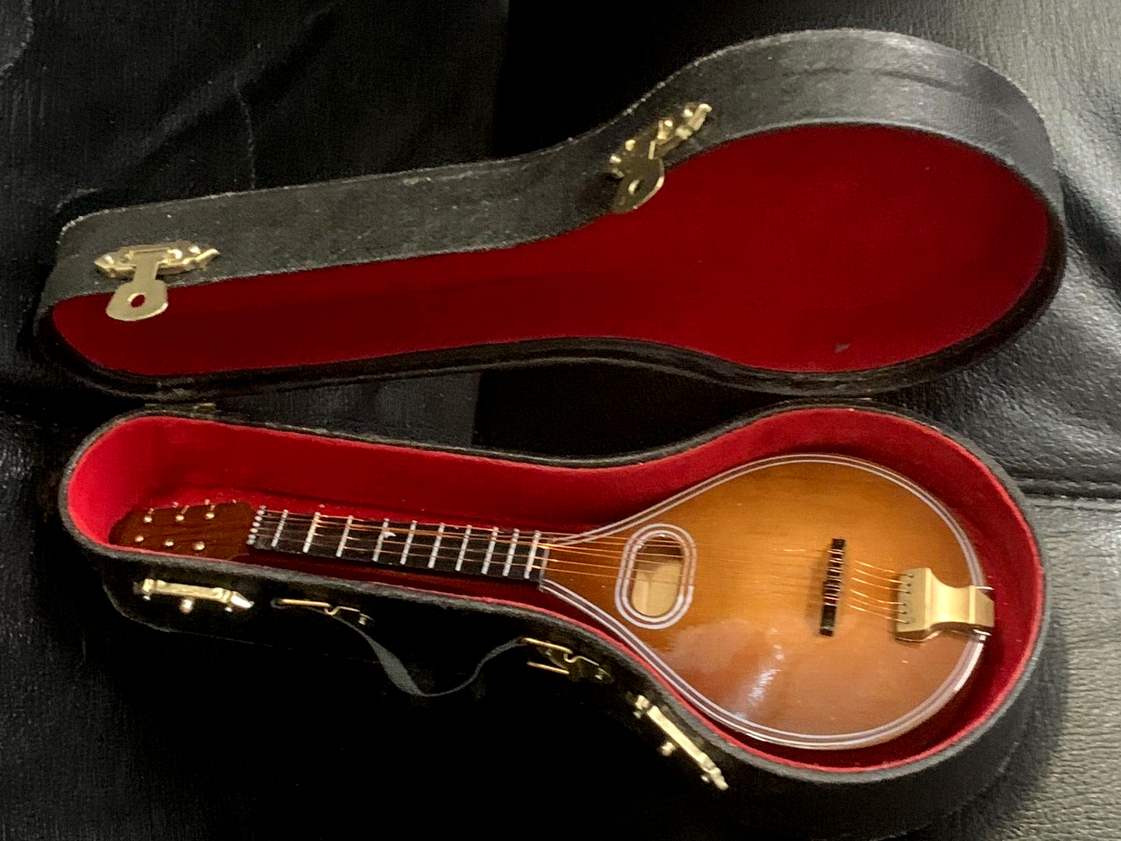 Gewa 980640 Miniaturinstrument Mandoline im Etui, ca. 15 cm