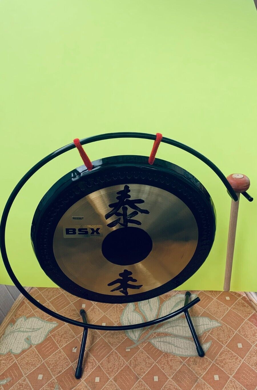 Der 12" glänzende Tisch Tai Loi Gong auf Gongständer